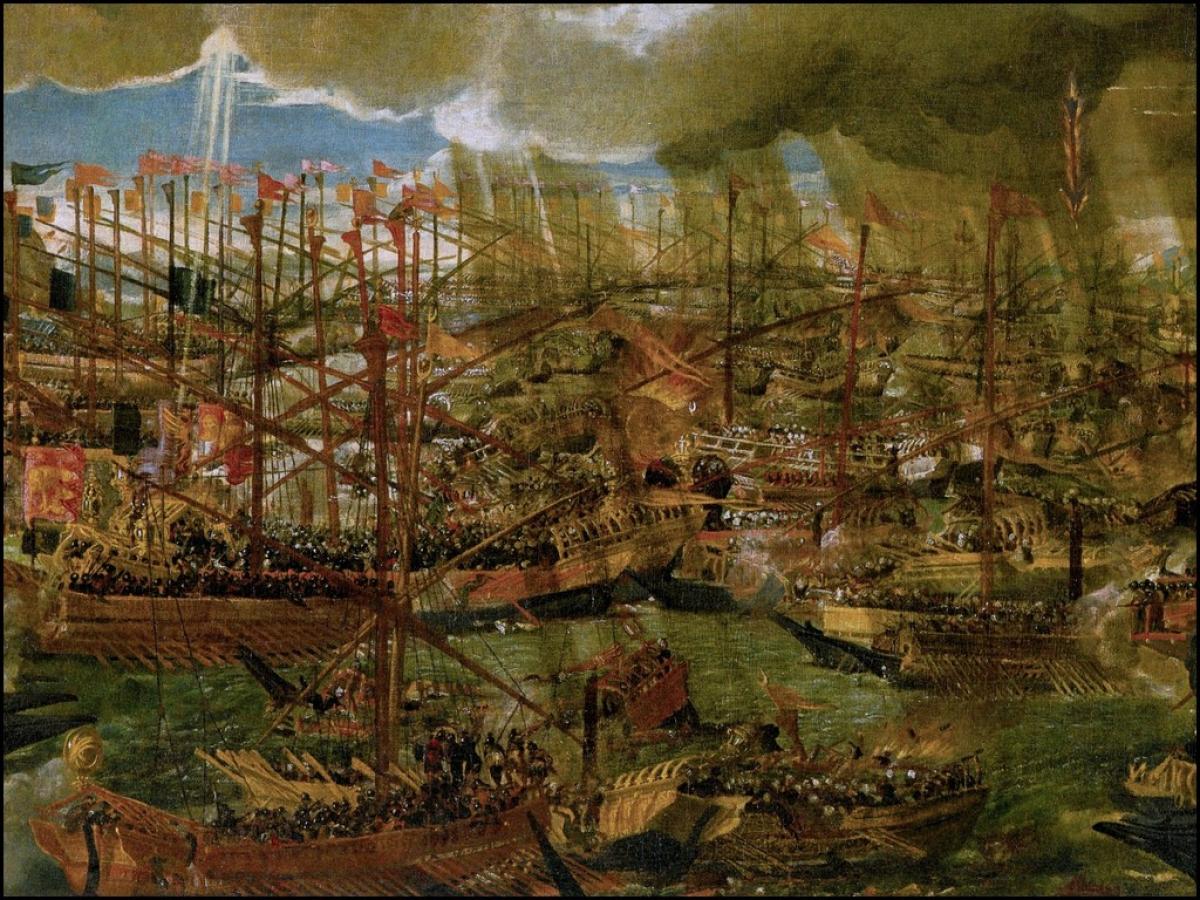 Gemälde einer Seeschlacht: Dicht gedrängte Galeeren mit roten und goldenen Flaggen und vielen Soldaten an Deck kämpfen auf grünem Wasser, links ein Banner mit dem Markuslöwen. Darüber reißt ein heller Lichtstrahl die dunklen Wolken auf, rechts fällt ein b