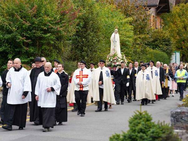 Rosenkranzprozession mit 730 Personen in Einsiedeln