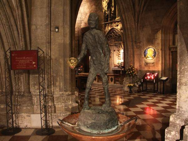 Weihwasserspender im Dom zu St. Stephan