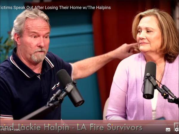 Auf der Asche ihres Hauses singt eine Familie in Los Angeles (USA) das „Regina Caeli“