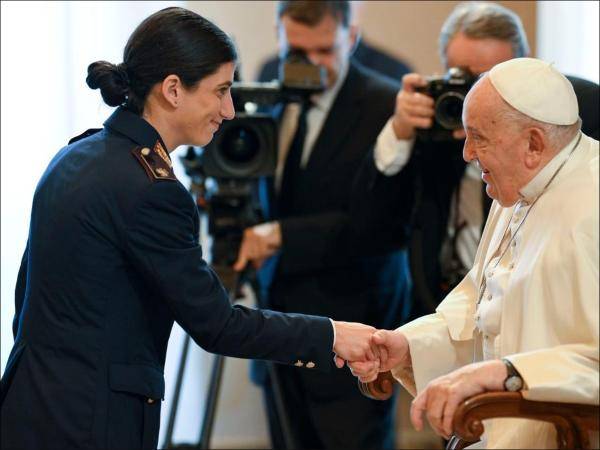 Polizisten erhalten Schokolade vom Papst