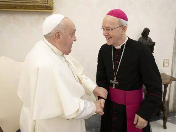 Kritiker beim Papst
