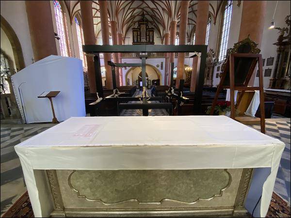 Fasten-Installation in der Villacher Stadtpfarrkirche