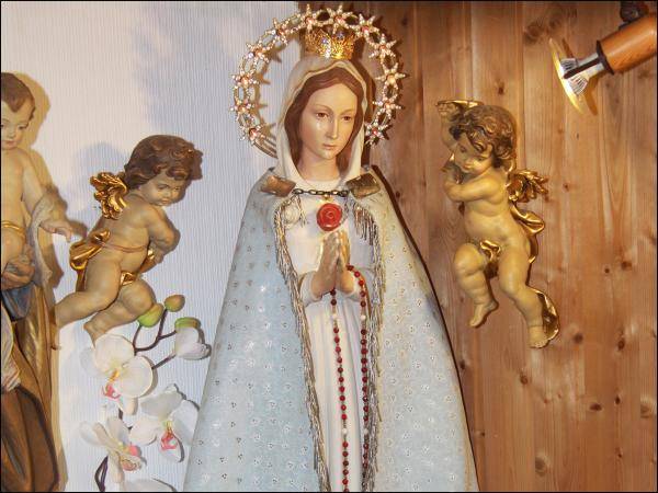 Papst stiftet Rosa Mystica Statue