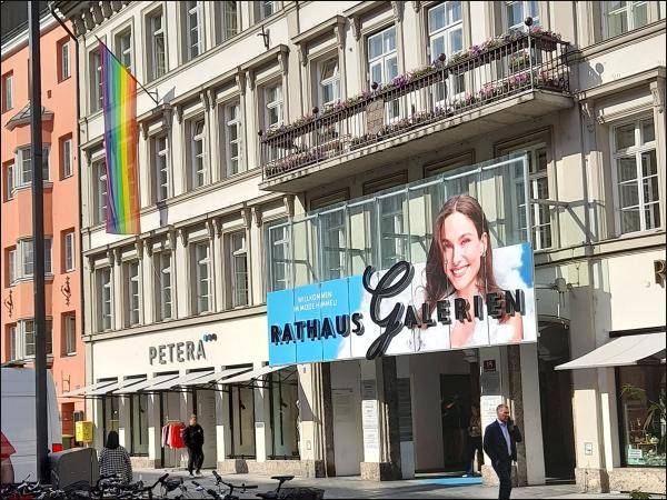 Staunen vor dem Innsbrucker Rathaus