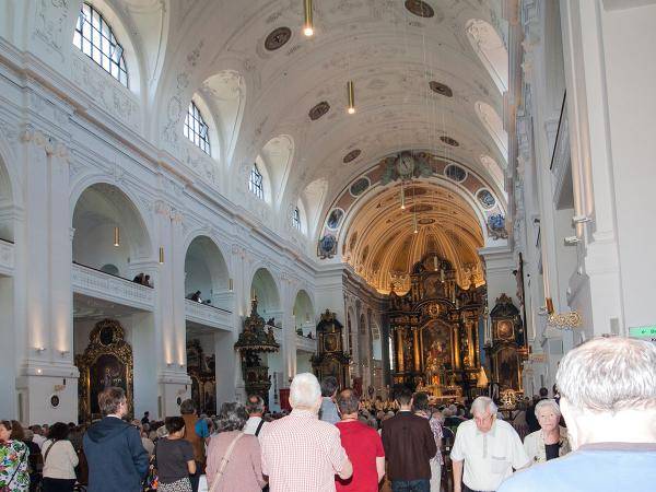 Bischof Oster in der St. Anna Basilik