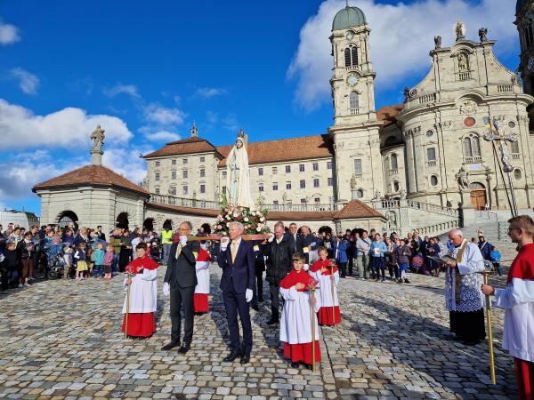 Rosenkranzprozession Einsiedeln: 560 Gläubige beten